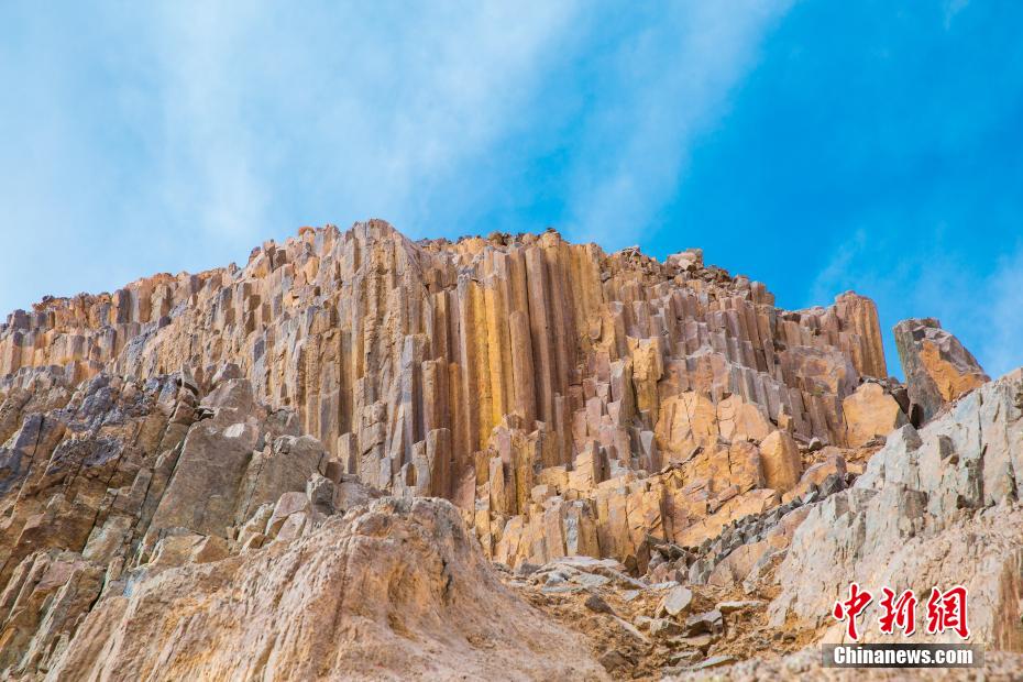 青海发现距今2.2亿年火山岩柱状节理群 酷似“巨锏”立山巅