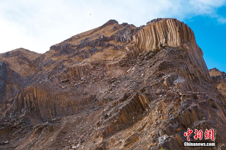 青海发现距今2.2亿年火山岩柱状节理群 酷似“巨锏”立山巅