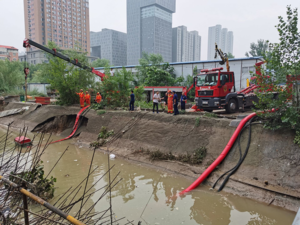 青岛市消防救援支队指战员持续奋战在河南抗洪救灾一线