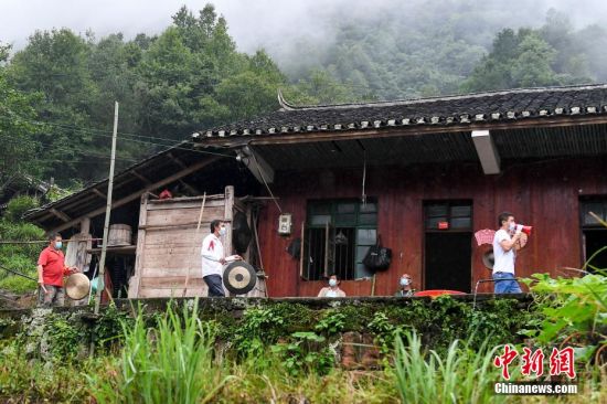 湖南张家界乡村宣传防疫 广播锣鼓齐上阵