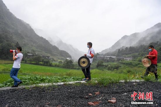 湖南张家界乡村宣传防疫 广播锣鼓齐上阵