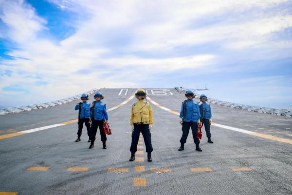 放飞成功！辽宁舰“小花”太飒了！