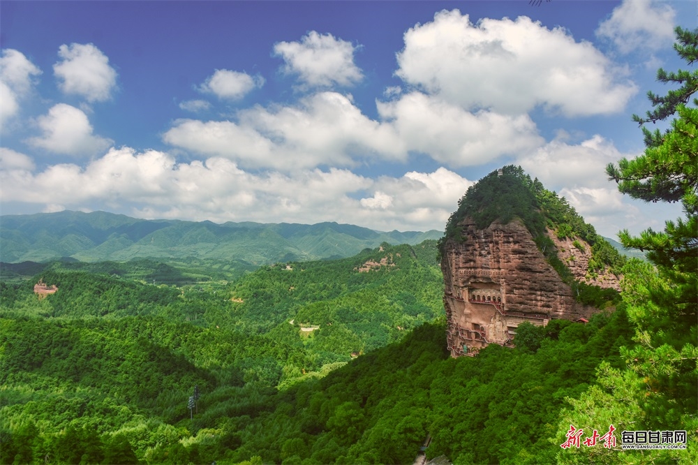 连绵青山翻绿浪 秦岭独峰耸云端 秋日的麦积山石窟