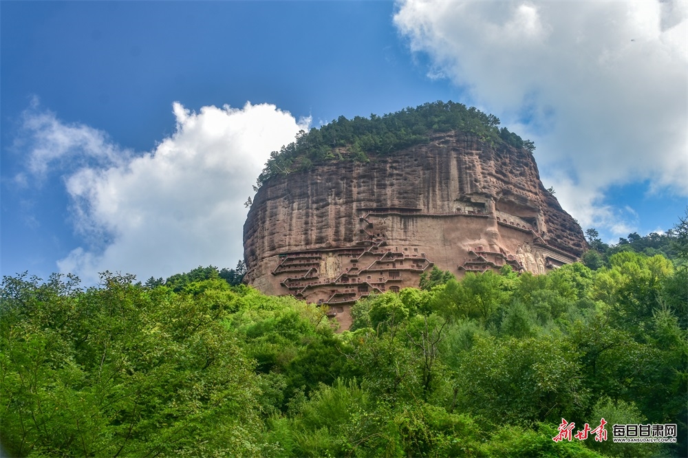 连绵青山翻绿浪 秦岭独峰耸云端 秋日的麦积山石窟