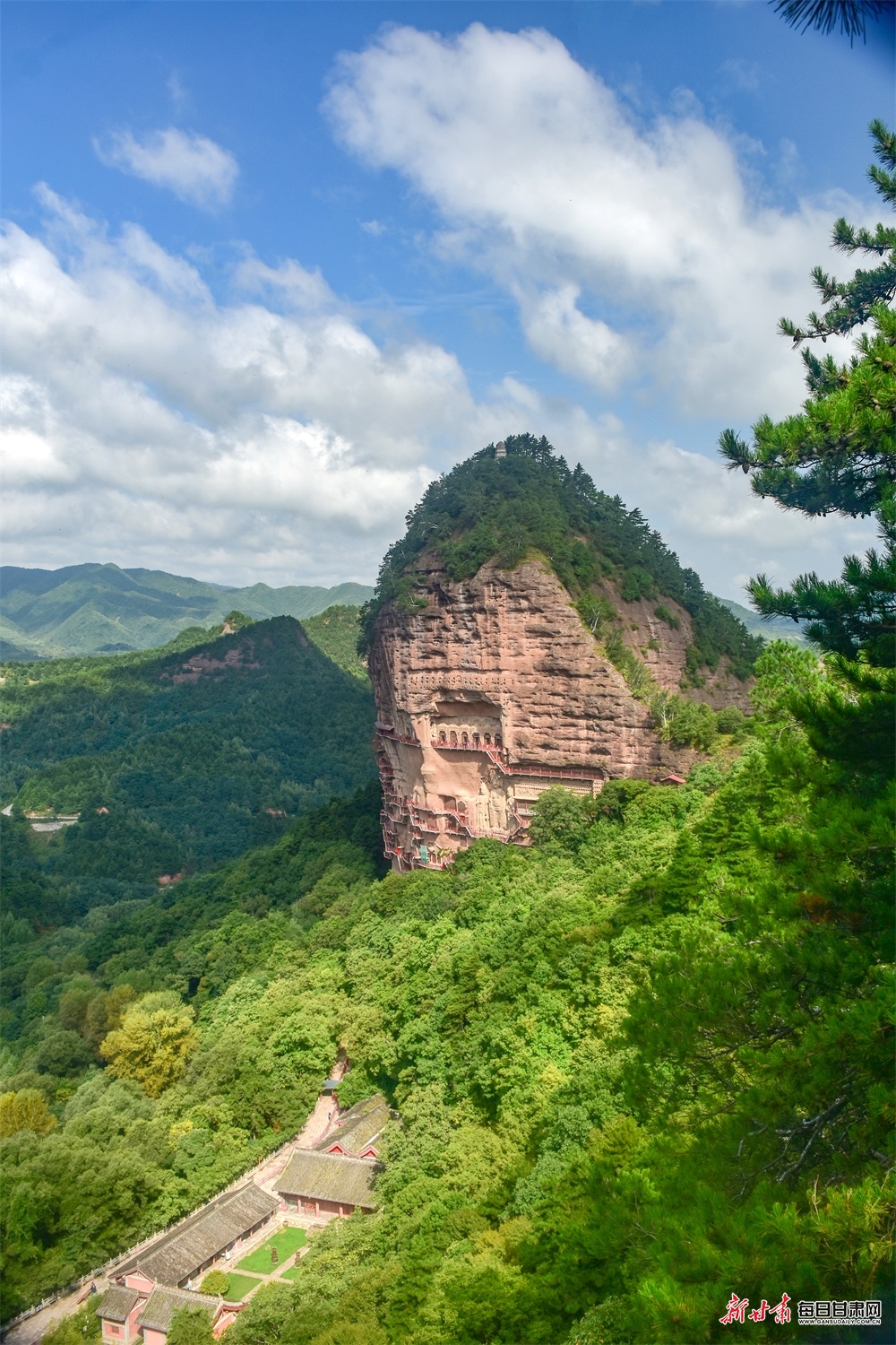 连绵青山翻绿浪 秦岭独峰耸云端 秋日的麦积山石窟