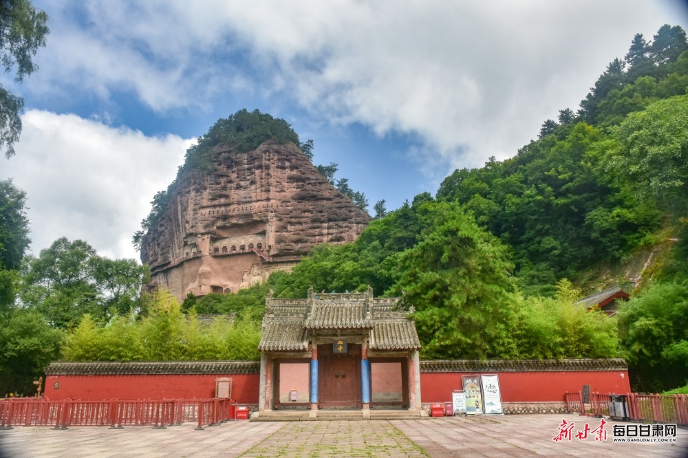 连绵青山翻绿浪 秦岭独峰耸云端 秋日的麦积山石窟