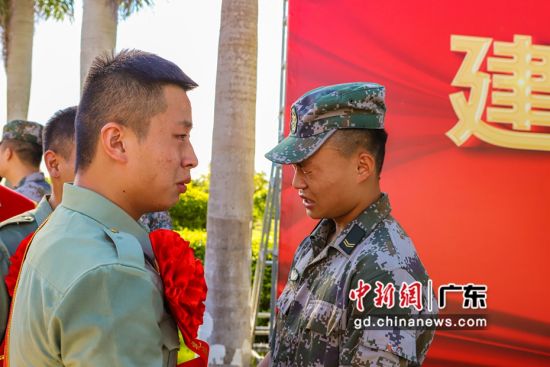 陆军某训练基地组织退役士兵返乡最难忘的是真情