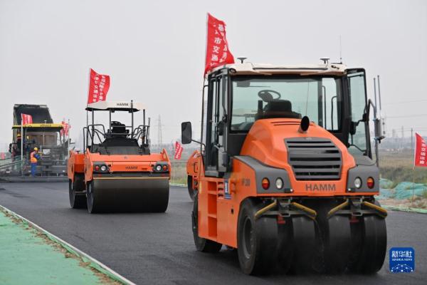 天津：智能装备助力公路建设