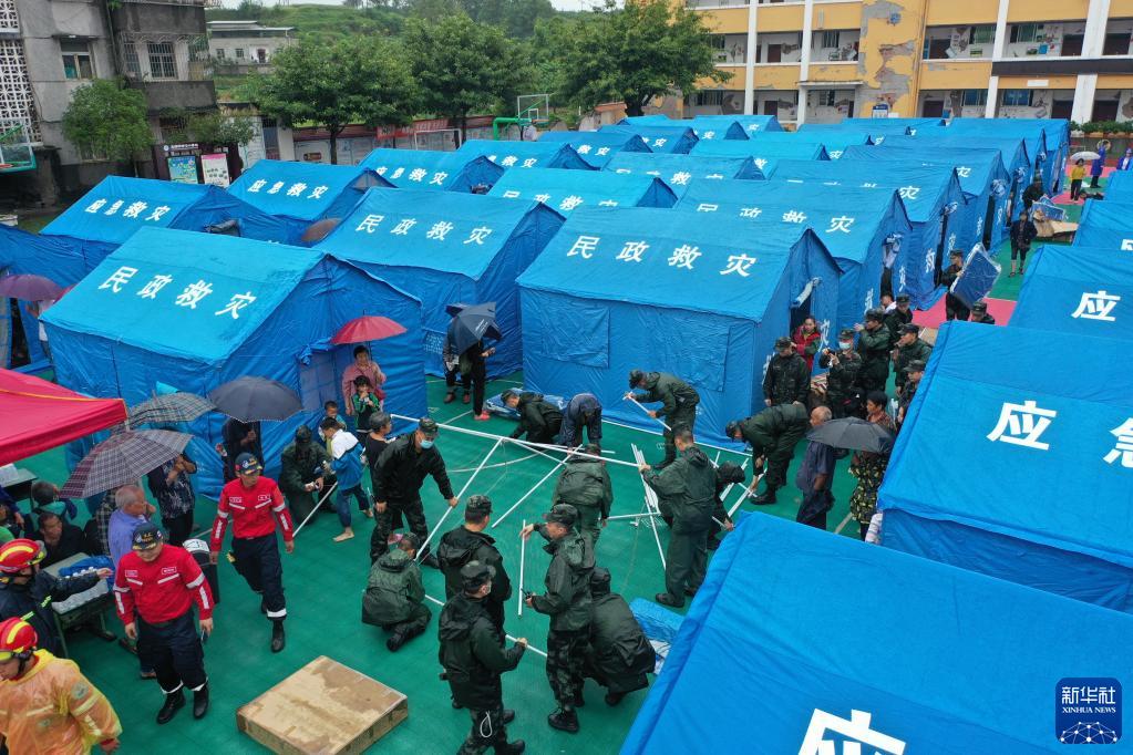 武警部队全力推进四川泸县地震抢险救灾