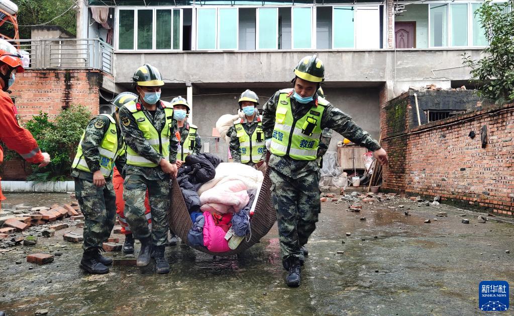 武警部队全力推进四川泸县地震抢险救灾