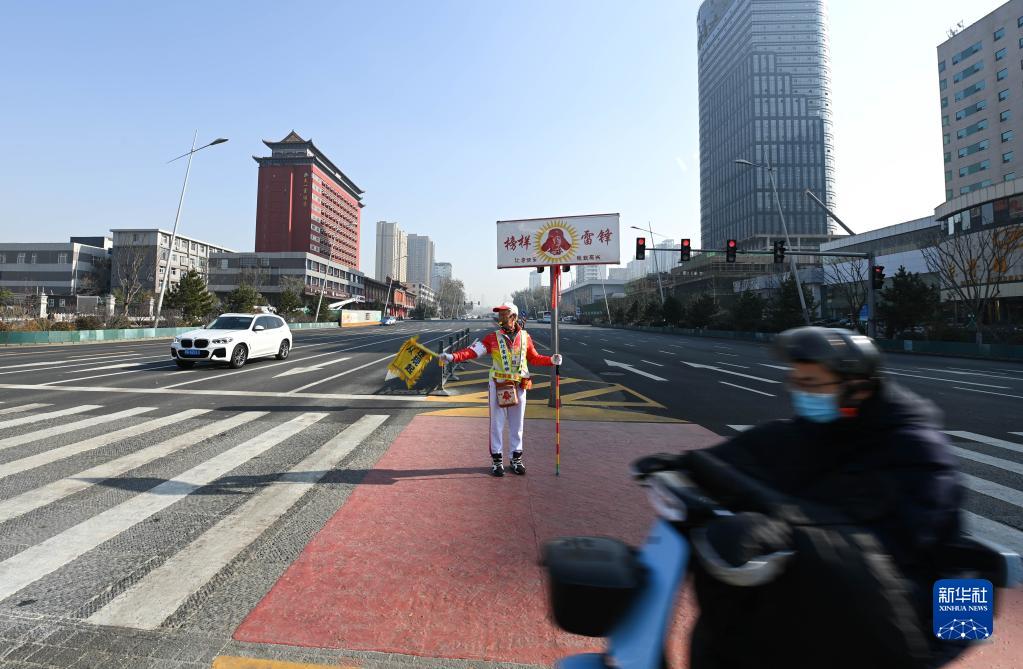 山西太原：80岁老人坚持义务疏导交通11年