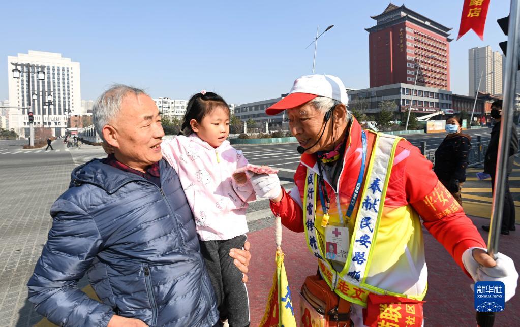 山西太原：80岁老人坚持义务疏导交通11年