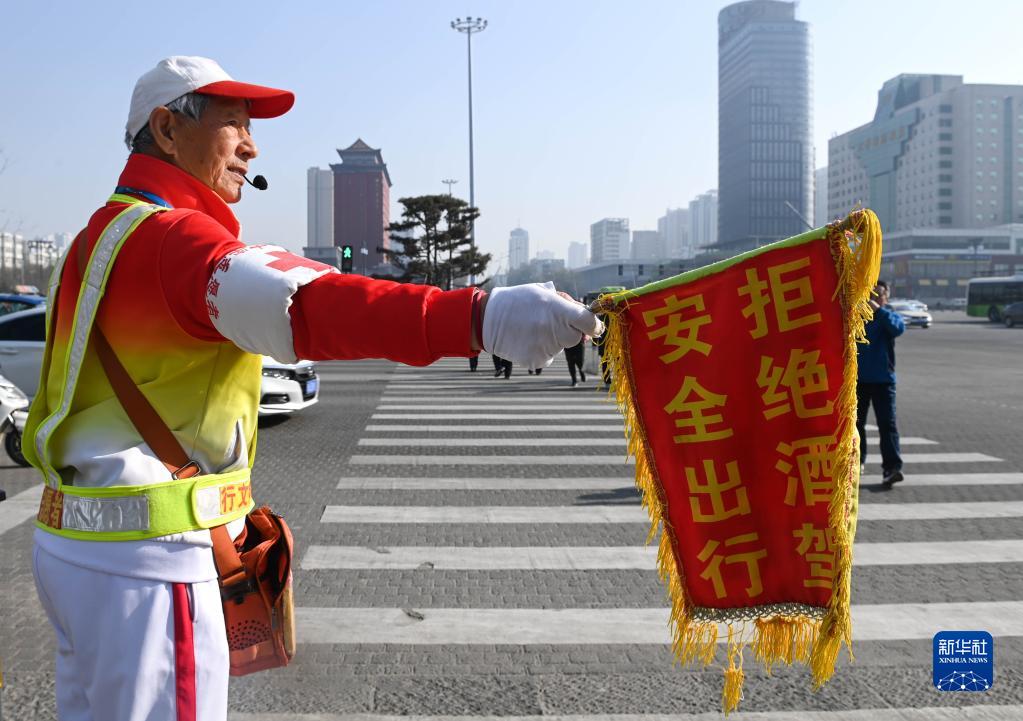 山西太原：80岁老人坚持义务疏导交通11年