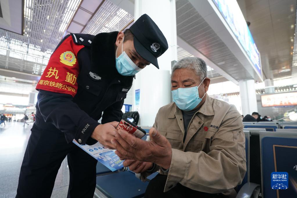 江苏南京：“平安志愿者”在行动