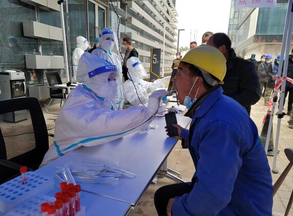 西安高新区城市客厅管办全员出动 保障辖区30个项目工地核酸采样