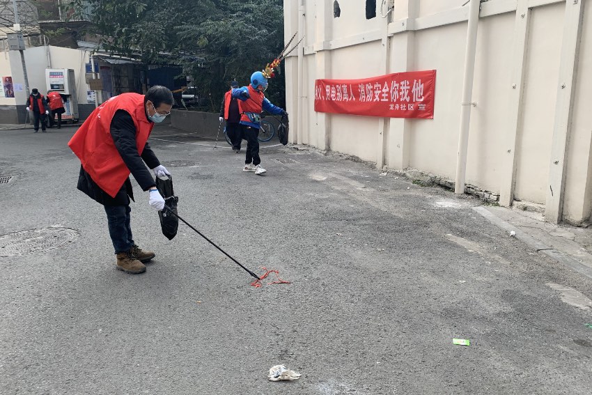 成都志愿服务走上街头 节前环境卫生大扫除让城市更美丽