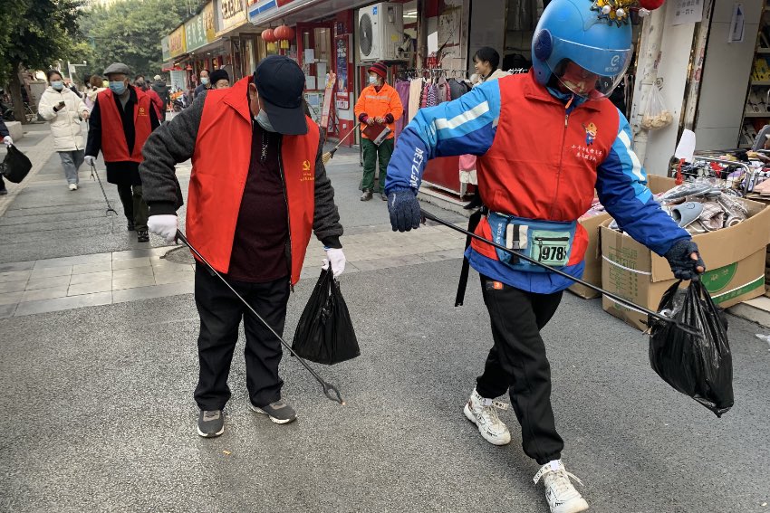 成都志愿服务走上街头 节前环境卫生大扫除让城市更美丽