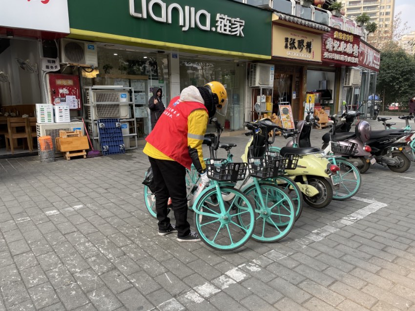 成都志愿服务走上街头 节前环境卫生大扫除让城市更美丽