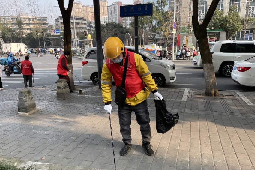 成都志愿服务走上街头 节前环境卫生大扫除让城市更美丽