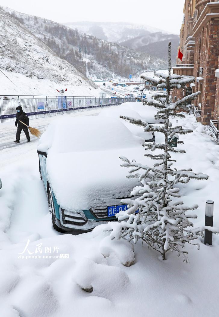 河北张家口：冬奥场馆迎2022年首场降雪