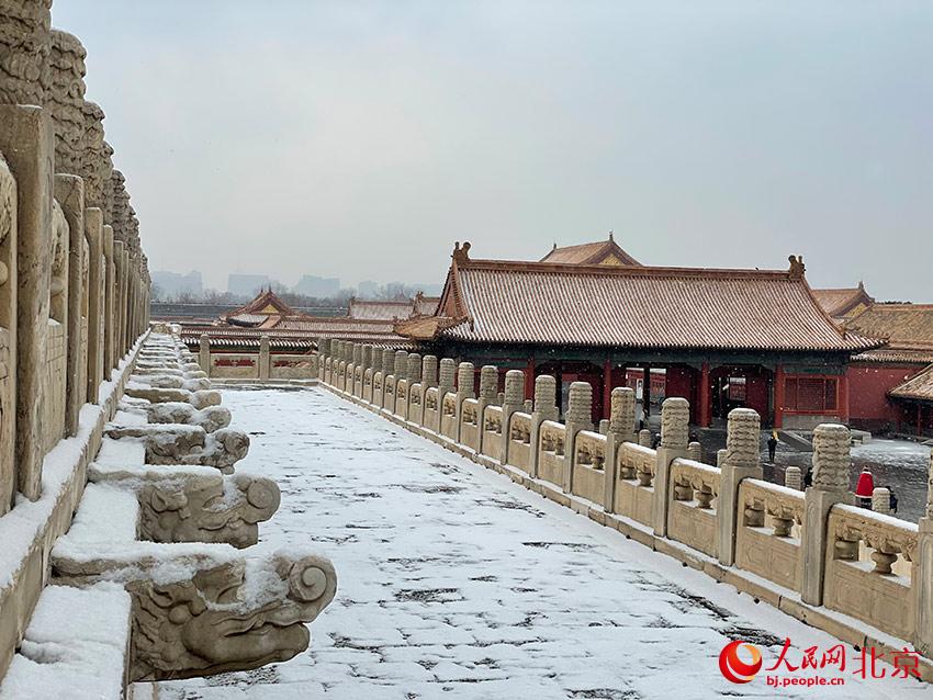 组图：北京迎2022年初雪 故宫覆盖白雪更显魅力