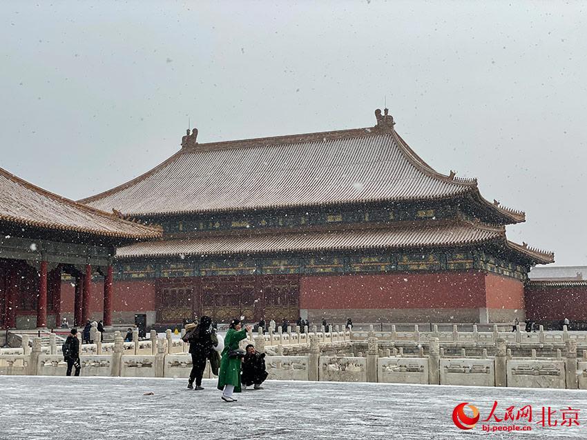 组图：北京迎2022年初雪 故宫覆盖白雪更显魅力