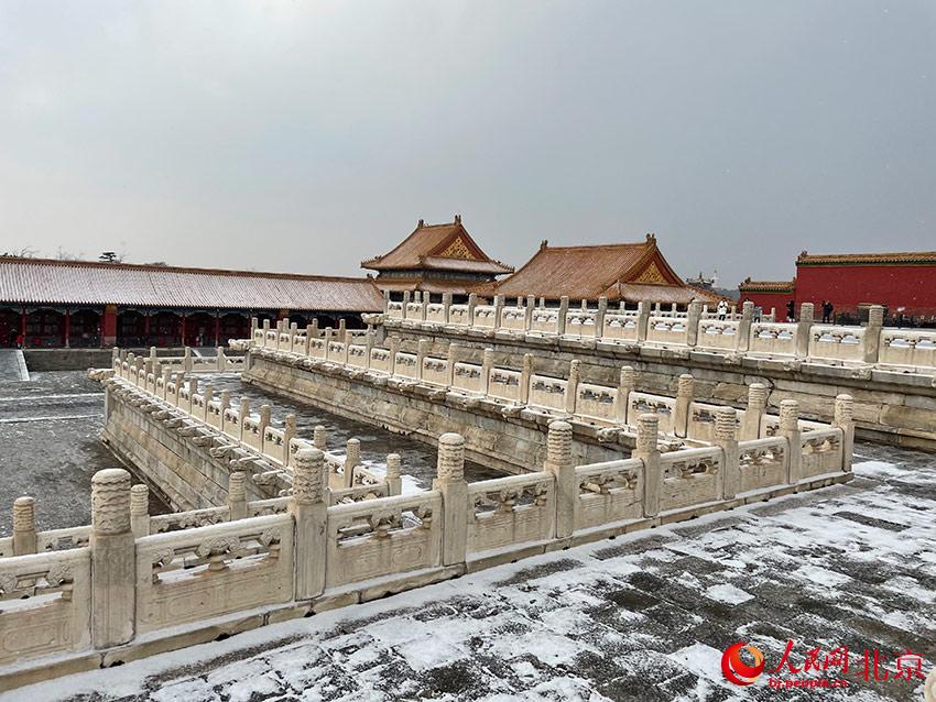 组图：北京迎2022年初雪 故宫覆盖白雪更显魅力