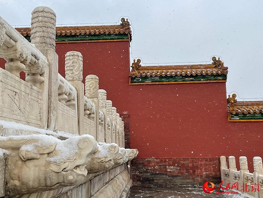 组图：北京迎2022年初雪 故宫覆盖白雪更显魅力