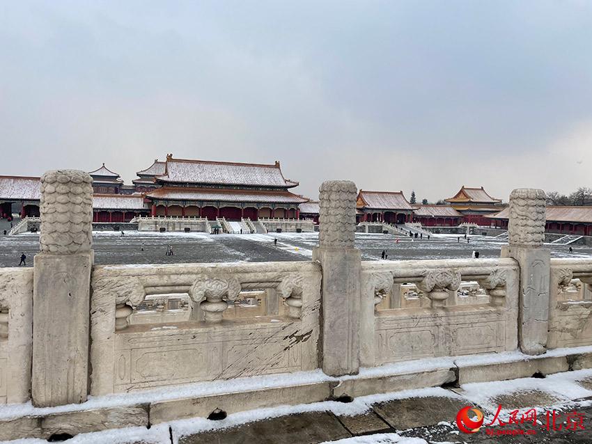 组图：北京迎2022年初雪 故宫覆盖白雪更显魅力