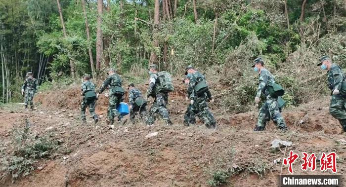 80余名武警官兵抵达东航客机坠毁现场 展开紧急救援