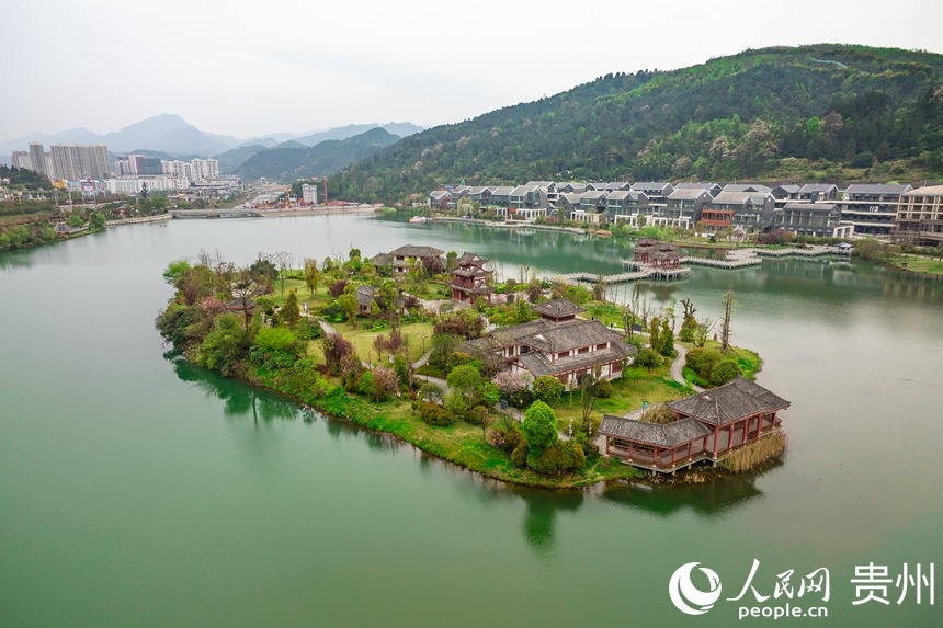航拍都匀市三江堰水生态公园。人民网 涂敏摄