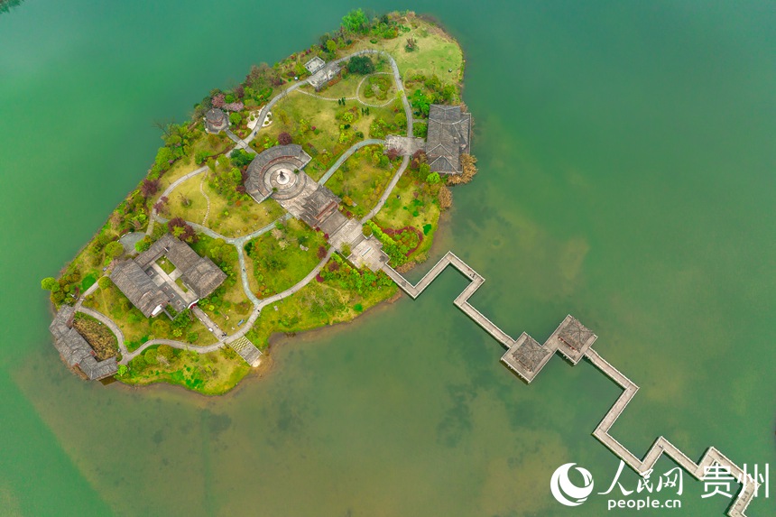 航拍都匀市三江堰水生态公园。人民网 涂敏摄