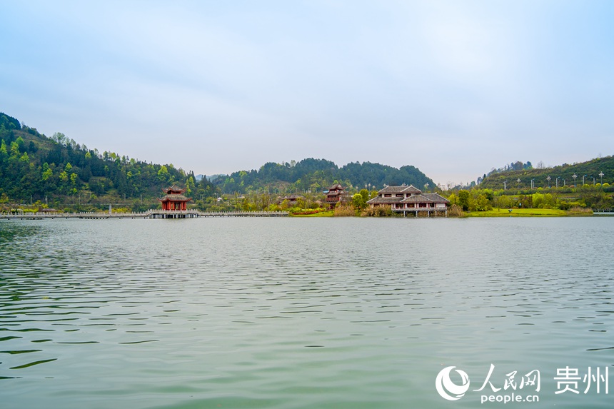 风景秀丽的都匀市三江堰水生态公园。人民网 涂敏摄