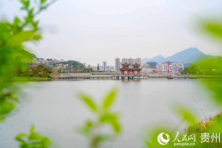 风景秀丽的都匀市三江堰水生态公园。人民网 涂敏摄