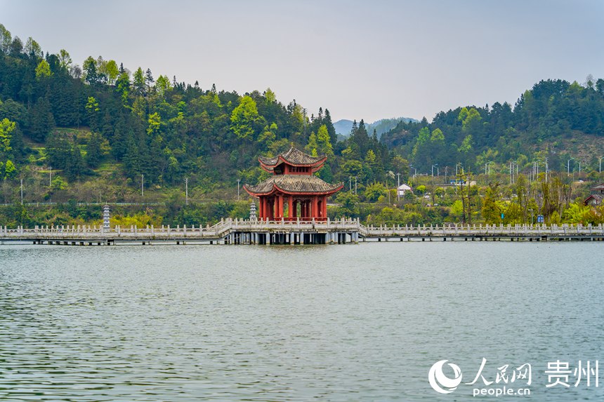 三江堰水生态公园内的九曲长廊。人民网 涂敏摄