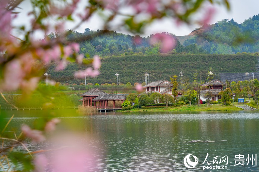 三江堰水生态公园内的湖心岛。人民网 涂敏摄