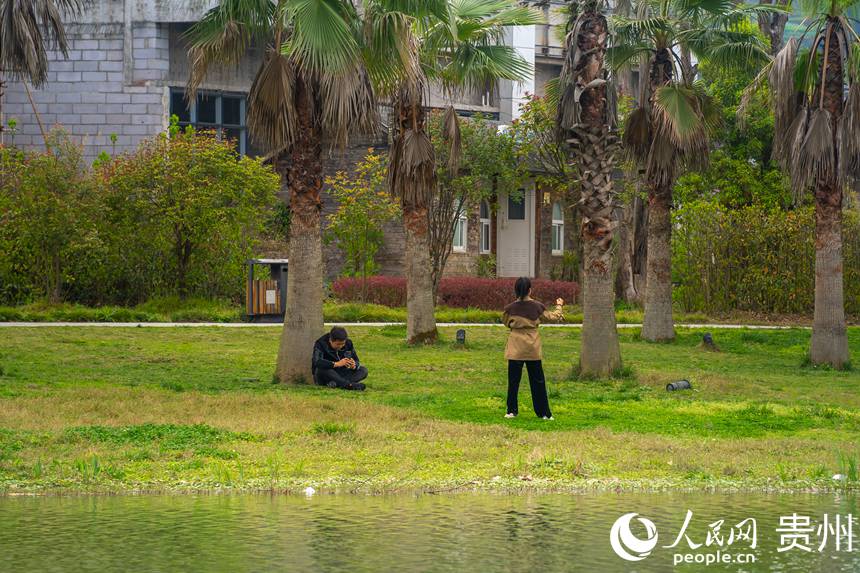周边群众在三江堰水生态公园内游玩。人民网 涂敏摄