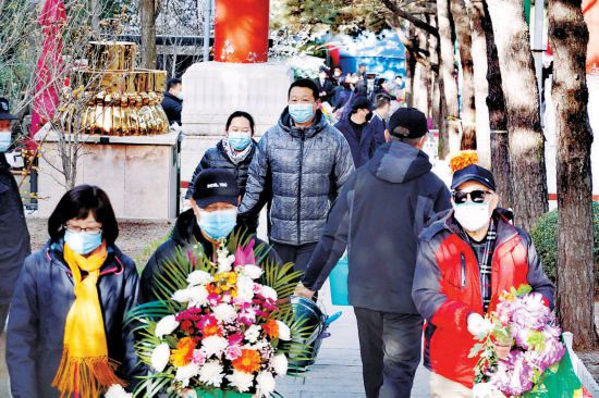 清明祭扫新风寄哀思 北京昨天迎来第一波祭扫高峰