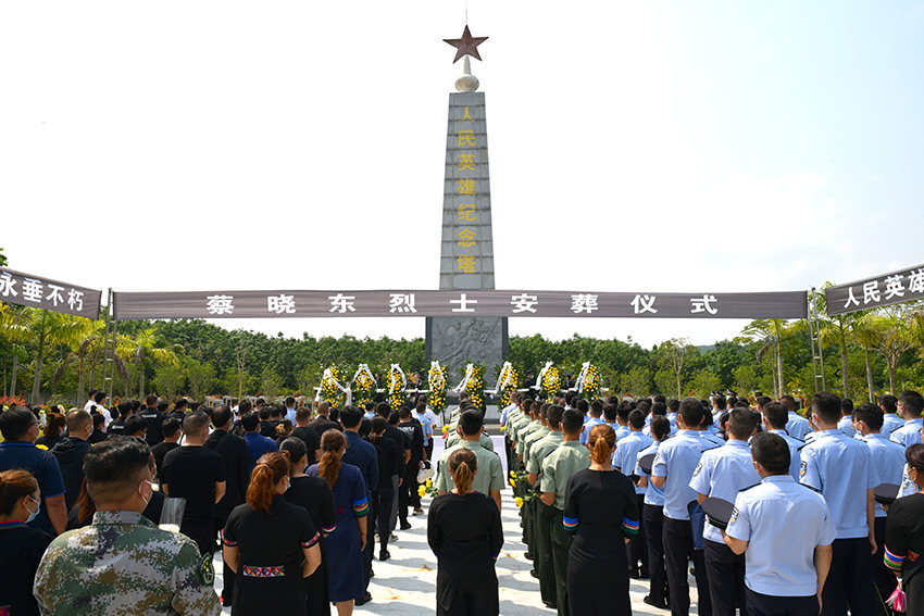 缉毒英雄蔡晓东葬在了他最熟悉的边境线上