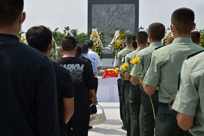 缉毒英雄蔡晓东葬在了他最熟悉的边境线上