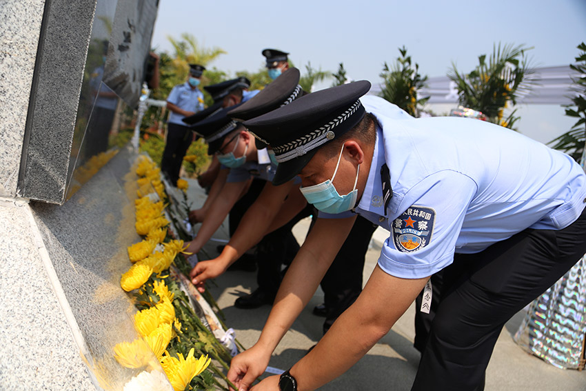 缉毒英雄蔡晓东葬在了他最熟悉的边境线上