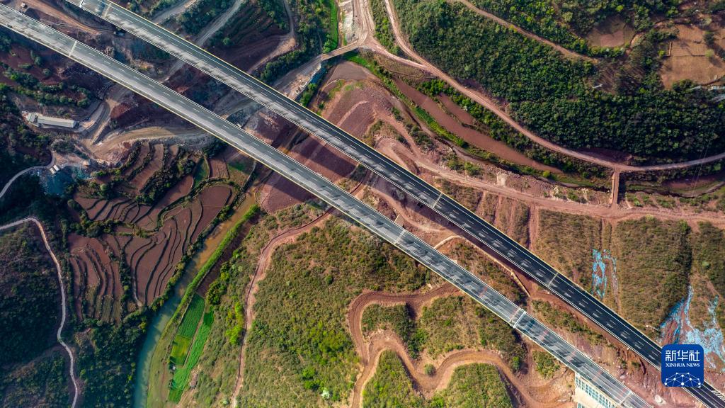 云南新楚大高速公路建成通车