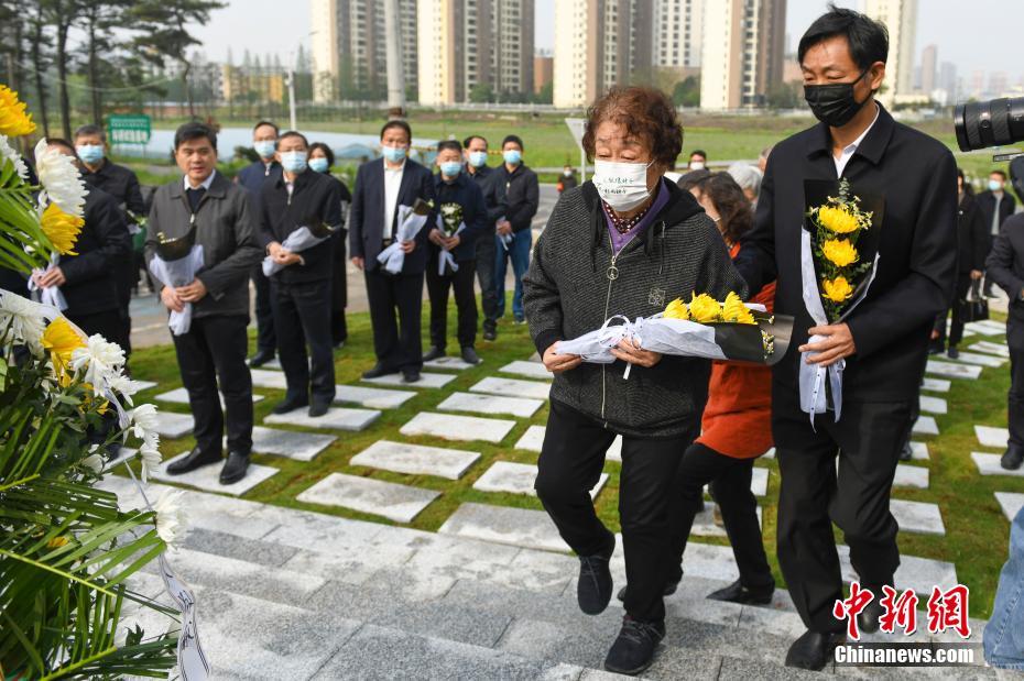 袁隆平铜像长沙揭幕 亲人及民众献花悼念