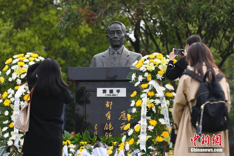 袁隆平铜像长沙揭幕 亲人及民众献花悼念