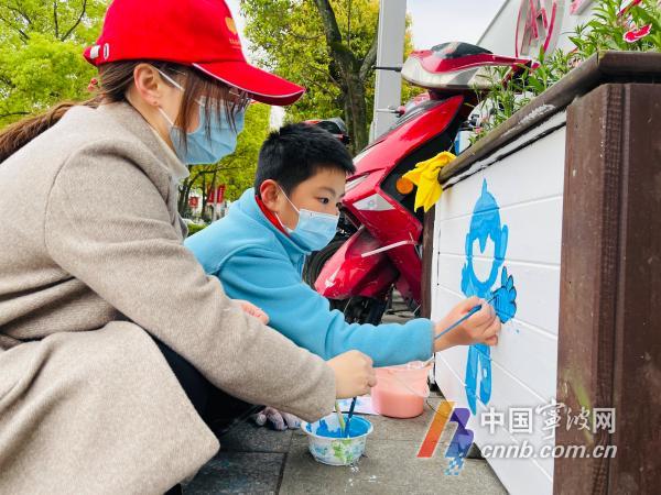 亚运元素扮靓乡村街景 宁波师生走上街头绘亚运