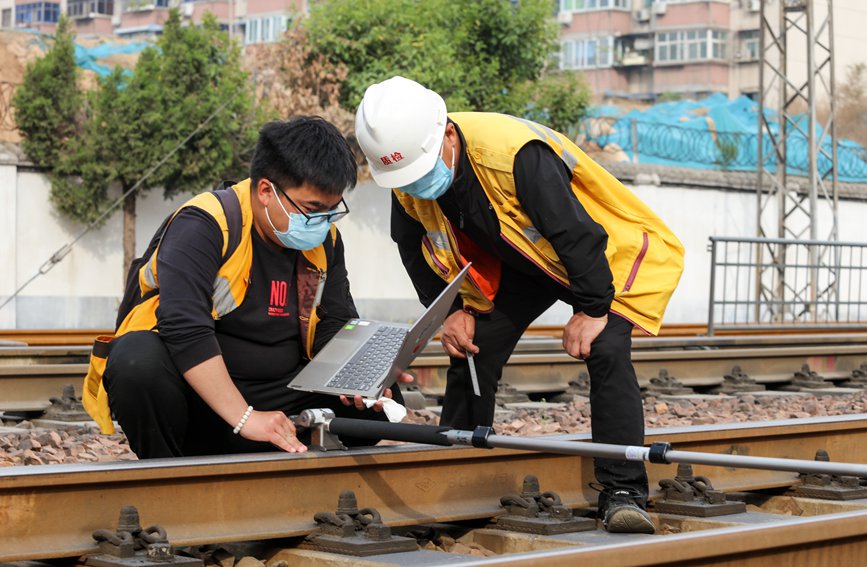 河南郑州：京广铁路集中修全面开启