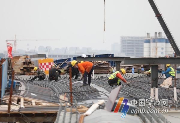 完成最后一根墩柱浇筑 杭甬复线威海互通进入桥面铺装施工阶段