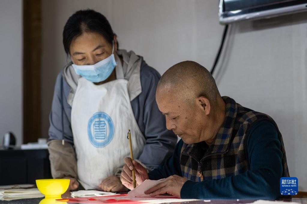 “古书良医”杨师傅：为古籍续命，为文脉留根