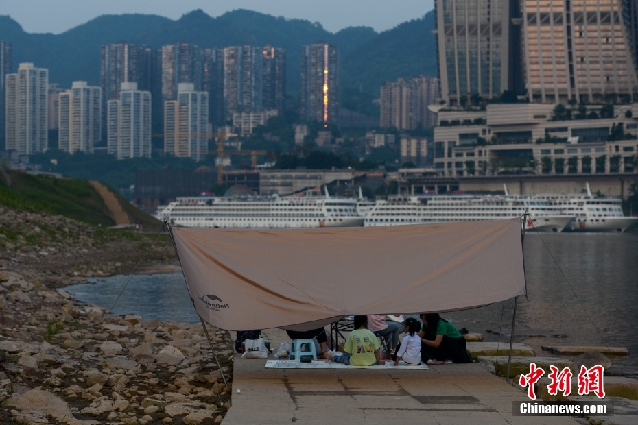 重庆：民众城市露营 享受春日周末