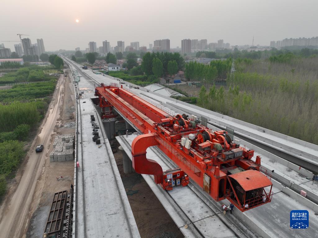津兴铁路永清南站桥梁架设完成